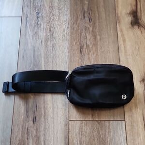 Lululemon Everywhere Belt Bag, 1L, Black, Silver Logo, Excellent Condition